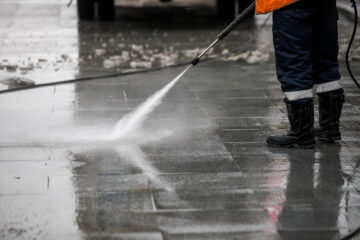 Dile adiós a las manchas: Limpieza profunda de pisos con hidrolavadora.